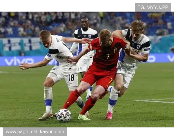 德布劳内精准斜传找到禁区插上的队友